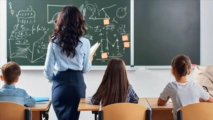 <p>&Ouml;ğretmen ihtiyacının b&ouml;lge ve alan bazlı hesaplanmasıyla bazı programlarda y&uuml;zlerce kontenjan sistem dışına alındı. Bu durum, eğitim fak&uuml;ltelerinde taban sıralamaların y&uuml;kselmesine yol a&ccedil;abilecek tablo oluşturdu.</p>
