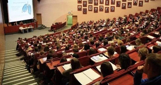 <p>&Ouml;nlisans programları &ouml;zelinde bakıldığında, 312 programdan 131'inde kontenjan d&uuml;ş&uuml;ş&uuml; yaşandı ve bu kalemde yaklaşık 125 bin kontenjan sistemden &ccedil;ıkarıldı.</p>
