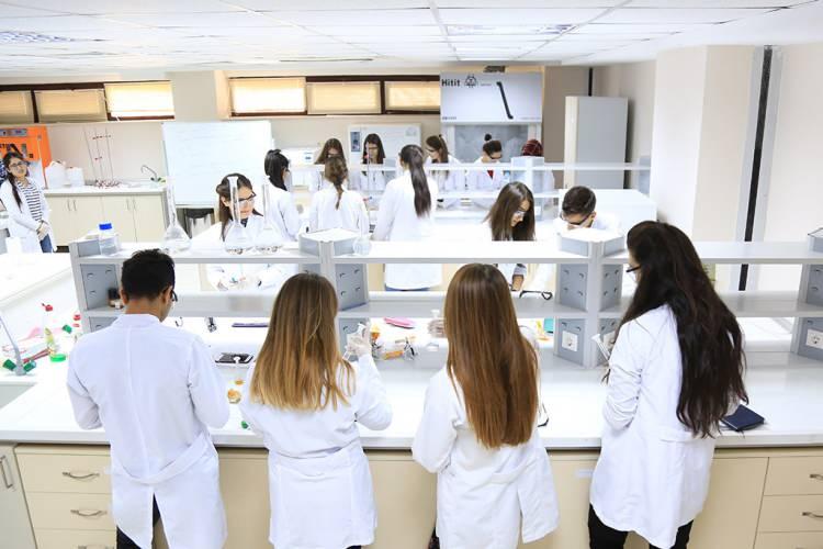 <p>Sağlıkta ise daha temkinli bir yaklaşım benimsendi. Tıp fak&uuml;ltelerinde b&uuml;y&uuml;k &ccedil;aplı daraltmaya gidilmedi ama eczacılık, diş hekimliği, hemşirelik ve fizyoterapi gibi alanlarda &uuml;niversite bazlı sınırlı d&uuml;zenlemeler yapıldı. Ama&ccedil;, mezun fazlasını engelleyerek eğitim kalitesini artırmak.</p>
