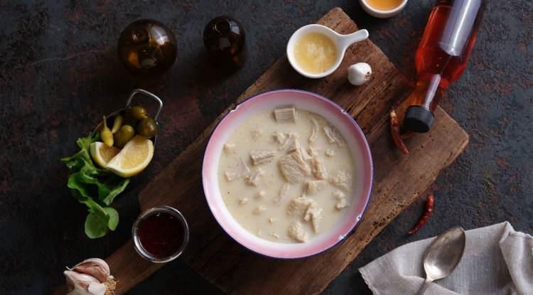 <p><span style="color:#B22222"><em><strong>Baklava ve d&ouml;nerden sonra şimdi de o! Yunanistan, T&uuml;rk mutfağının vazge&ccedil;ilmezi işkembe &ccedil;orbasını UNESCO listesine tescil ettirmek i&ccedil;in kolları sıvadı.</strong></em></span></p>
