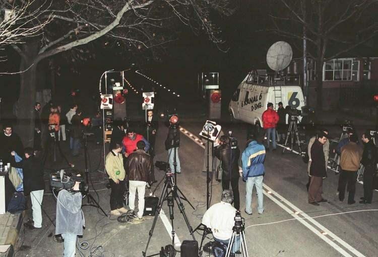 <p><span style="color:inherit">Basın mensupları, 9 saat s&uuml;ren tarihi MGK toplantısı i&ccedil;in &Ccedil;ankaya K&ouml;şk&uuml; &ouml;n&uuml;nde beklemişti.</span></p>

<p>&nbsp;</p>
