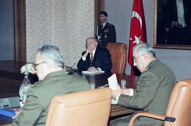 <p><span style="color:inherit">Milli G&uuml;venlik Kurulu (MGK) Cumhurbaşkanı S&uuml;leyman Demirel (ortada) başkanlığında &Ccedil;ankaya K&ouml;şk&uuml;'nde toplanmış, toplantıya Başbakan Necmettin Erbakan, Dışişleri Bakanı ve Başbakan Yardımcısı Tansu &Ccedil;iller, Genelkurmay Başkanı Orgeneral İsmail Hakkı Karadayı (sağda) ve kuvvet komutanları katılmıştı.</span></p>

<p>&nbsp;</p>
