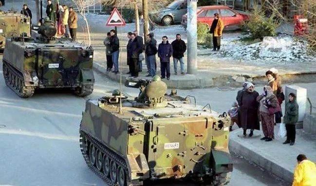 <p><span style="color:inherit">Batılın Hakk'a savaş a&ccedil;tığı 28 Şubat postmodern darbesinin hedefi bir milletin mayasında saklı &ouml;z kimliği olan İslam'ı ve M&uuml;sl&uuml;manlığı ilelebet Anadolu topraklarından silmekti. Yery&uuml;z&uuml;ndeki her t&uuml;rden hak ve &ouml;zg&uuml;rl&uuml;klerin bu ama&ccedil; uğrunda ayaklar altına alındığı s&uuml;re&ccedil;te sırf namaz kılıyor ya da baş&ouml;rt&uuml;s&uuml; takıyor diye milyonlarca insanın hayatı karartıldı. Aynı zamanda T&uuml;rkiye'nin siyasi tarihine kara bir leke d&uuml;ş&uuml;ren o sancılı yılların ortaya koyduğu ibretlik fotoğraf, &uuml;zerinden bin yıl ge&ccedil;se de unutulmayacaktır.</span></p>

<p>&nbsp;</p>
