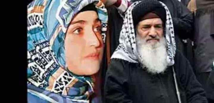 <p><strong>28 ARALIK</strong></p>

<p>Aczimendiler'iıı lideri olarak g&ouml;sterilen M&uuml;sliim G&uuml;nd&uuml;z, Fadime Şahin ile yakalandı. G&uuml;nd&uuml;z'&uuml; evine kameralar eşliğinde yapılan baskının g&ouml;r&uuml;nt&uuml;leri uzun s&uuml;re televizyon kanallarının ana haber b&uuml;ltenlerinde d&ouml;nd&uuml;r&uuml;lerek &uuml;lkede bir anda "irtica'' adlı bir heyula hortlatıldı.</p>
