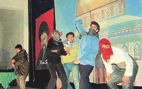 <p><strong>30 OCAK</strong></p>

<p>Sincan&rsquo;ın Refah Partili Belediye Başkanı Bekir Yıldız, Kud&uuml;s i&ccedil;in anma etkinliği d&uuml;zenledi. Etkinlikte Filistin&rsquo;deki intifadanın canlandırılması askerleri rahatsız etti.</p>
