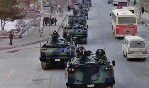 <p><strong>4 ŞUBAT</strong></p>

<p>4 Şubat&rsquo;ta Sincan halkı g&uuml;ne tank sesleriyle uyandı. Askerler 20 tank ve 15 zırhlı ara&ccedil;la Sincan&rsquo;da ge&ccedil;iş yaptı. 21 Şubat&rsquo;ta bu olayla ilgili beyanat veren Org. &Ccedil;evik Bir &ldquo;Demokrasiye balans ayarı yaptık&rdquo; dedi. Bu s&ouml;z d&ouml;nemin fotoğrafını &ccedil;ekmesi bakımından zihinlerdeki yerini aldı.</p>
