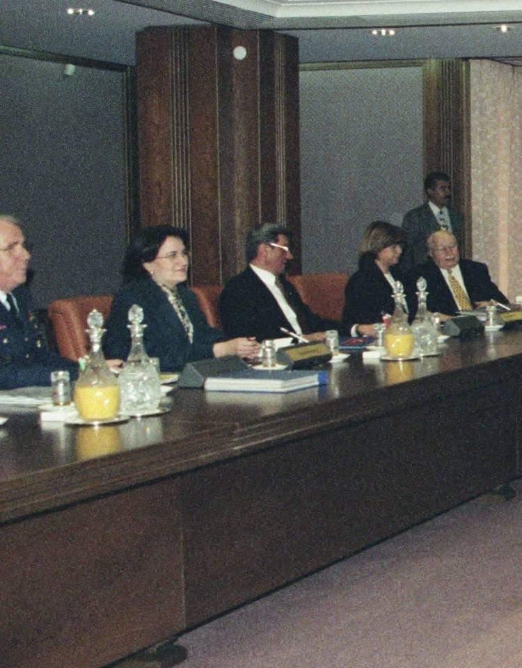 <p><strong>28 ŞUBAT</strong></p>

<p>O sırada yapılan MGK'da bulunan d&ouml;nemin i&ccedil;işleri bakanı Meral Akşener'in g&uuml;l&uuml;msediği anlar objektiflere b&ouml;yle yansımıştı.</p>
