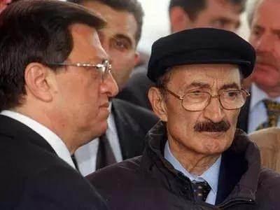 <p><span style="color:inherit"><strong>30 HAZİRAN</strong></span></p>

<p><span style="color:inherit">Tarihe postmodern darbe olarak ge&ccedil;en s&uuml;re&ccedil;te kararg&acirc;htan aldığı emirlerle hareket eden Mesut Yılmaz, 30 Haziran&rsquo;da Anavatan Partisi, Demokratik Sol Parti ve Demokrat T&uuml;rkiye Partisi bir araya gelerek ANASOL-D azınlık h&uuml;k&uuml;metini kurdu. İmam Hatip Liseleri&rsquo;ni bitirmek ve Kur&rsquo;an &ouml;ğrenme yaşını 14&rsquo;e &ccedil;ekmek i&ccedil;in 28 Şubat&ccedil;ıların talimatını yerine getiren Yılmaz, &ldquo;Siyasi hayatıma mal olsa bile bu kanunu &ccedil;ıkaracağım&rdquo; dedi. Sekiz yıllık kesintisiz eğitim yasası azınlık h&uuml;k&uuml;metinin oylarıyla Meclis&rsquo;ten ge&ccedil;ti.</span></p>

<p>&nbsp;</p>
