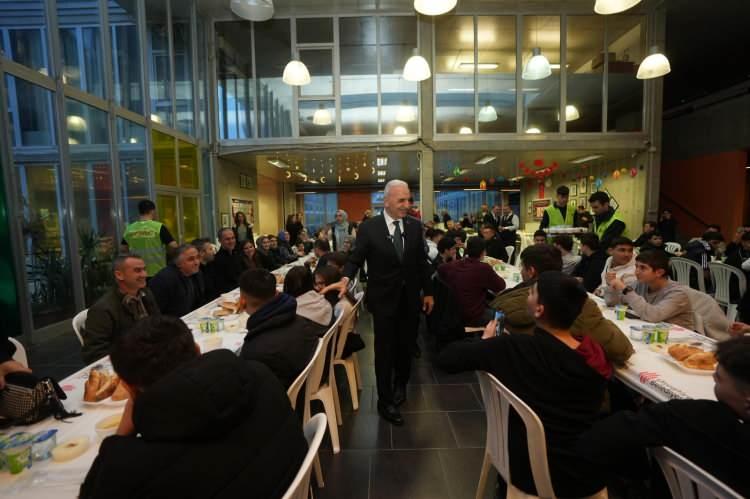 <p>Ramazan ayının ilk haftasında Başkan Yıldırım, &uuml;&ccedil; farklı okulda 5.300 &ouml;ğrenciyle iftar sofrasında buluştu.&nbsp;</p>
