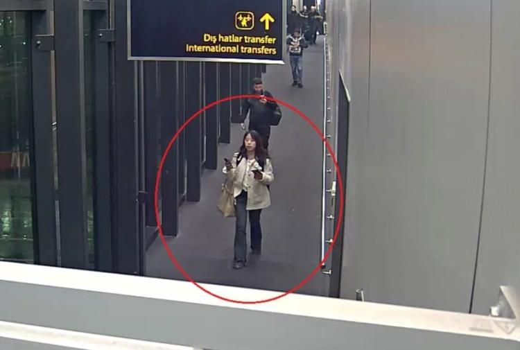 <p><span style="color:rgb(33, 37, 41)">&nbsp;Yapılan &ccedil;alışmalar sonucunda &Ccedil;inli iş insanının kullandığı aracın GPRS sinyalleri incelemeye alındı. Aracın en son Arnavutk&ouml;y Baklalı Mahallesi'nde bir tarlada g&ouml;r&uuml;ld&uuml;ğ&uuml; tespit edildi.&nbsp;</span>​</p>
