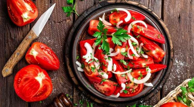 <p><span style="color:#ff3300"><strong>G&uuml;neşin sıcaklığını ve toprağın bereketini en doğal şekilde sofralara taşıyan domates, pizzadan menemene, en l&uuml;ks akşam yemeğinden en pratik sandvi&ccedil;lere kadar neredeyse her lezzete tat katıyor.&nbsp;</strong></span></p>
