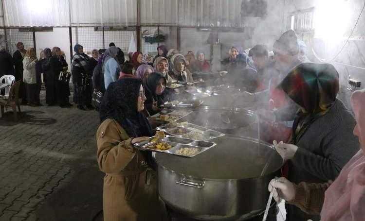 <p><span style="color:#A52A2A"><strong>25 YILDIR ERKEKLER YEMEK YAPIYOR&nbsp;</strong></span></p>

<p>&nbsp;</p>

<p>Kırsal G&ouml;lbaşı Mahallesi'nde ramazan ayında evlerde iftar i&ccedil;in yemek yapılmıyor.</p>

<p>&nbsp;</p>

<p>25 yıldır geleneksel hale gelen bu durum mahalledeki kadınları 1 ay rahat ettiriyor.</p>
