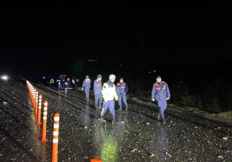 <p>Yoğun yağışın etkili olduğu kaza b&ouml;lgesinde Hava Pilot Binbaşı İbrahim Bolat şehit oldu. Kazanın ardından b&ouml;lgeye &ccedil;ok sayıda kurtarma ekibi sevk edildi. Otoyol kaza nedeniyle trafiğe kapatıldı. Balıkesir Cumhuriyet Başsavcılığı, 1 Başsavcı, 1 Başsavcı vekili ve 2 Cumhuriyet Savcısı g&ouml;revlendirerek olay yerine g&ouml;nderdi.</p>

<p>&nbsp;</p>

