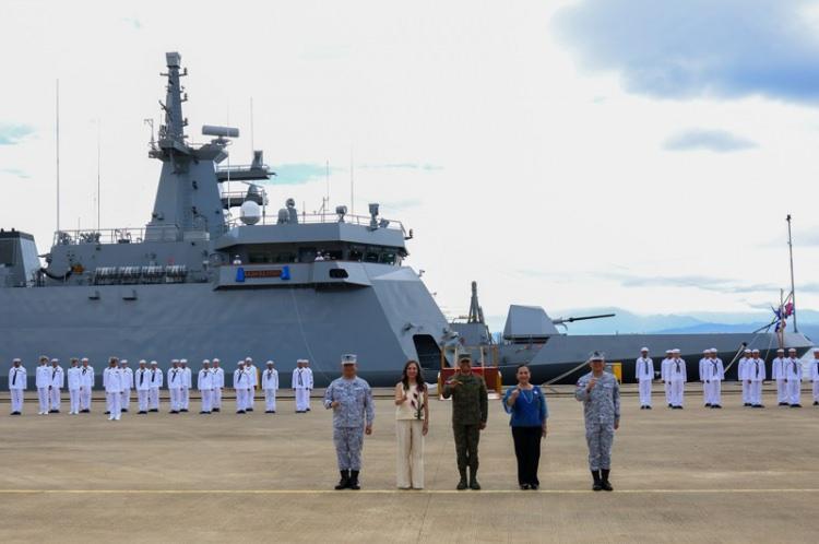 <p>G&uuml;ney Kore merkezli Hyundai Heavy Industries tarafından inşa edilen gemi, T&uuml;rk savunma sanayii firması ASELSAN tarafından &uuml;retilen SMASH 30 mm uzaktan komutalı silah sistemleri (RCWS) başta olmak &uuml;zere &ccedil;ok sayıda gelişmiş savunma ve taarruz sistemleriyle donatıldı.</p>
