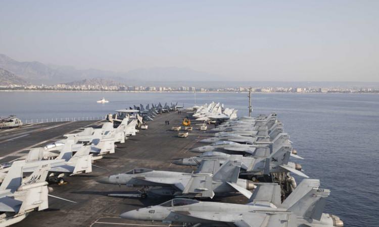 <p><span style="color:#B22222"><strong>UMMAN'DA 10 SAVAŞ GEMİSİ VAR</strong></span></p>

<p>&nbsp;</p>

<p>ABD'nin Umman Denizi'nde 1 u&ccedil;ak gemisi, 5 muhrip, 2 akaryakıt gemisi ve 2 kıyı muharebe gemisi olmak &uuml;zere toplam 10 askeri unsuru konuşlanmış bulunuyor.</p>

<p>&nbsp;</p>
