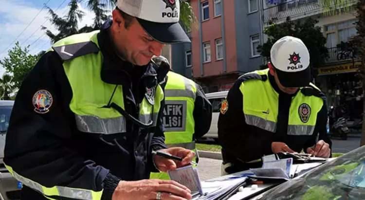 <p>Y&ouml;netmelikte belirtilen nitelik veya &ouml;l&ccedil;&uuml;lere aykırı plaka takan, &ouml;ng&ouml;r&uuml;len sayıda plaka takmayan s&uuml;r&uuml;c&uuml;lere 4 bin lira idari para cezası verilecek. Bu ara&ccedil;lar plakaları uygun duruma getirilene kadar trafikten menedilecek.</p>

<p>Tescil plakasının farklı okunmasına veya okunamamasına bilerek neden olacak şekilde plakasında değişiklik yapan s&uuml;r&uuml;c&uuml;ler 140 bin lira idari para cezasına &ccedil;arptırılacak, ara&ccedil; 30 g&uuml;n s&uuml;reyle trafikten menedilecek.</p>
