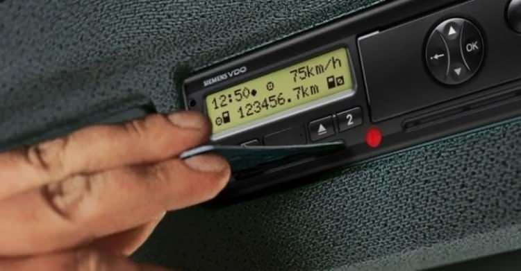 <p>Taşıtlarda Sanayi ve Teknoloji Bakanlığınca belirlenenler dışındaki takograf, taksimetre ve hız sınırlayıcıları kullanılmayacak. Takograf, taksimetre ve hız sınırlayıcılara m&uuml;dahalede bulunarak yanlış veri &uuml;retecek duruma getirmek veya bu durumdaki cihazları kullanmak yasaklanacak.</p>

<p>&nbsp;</p>

<p>Takograf bulundurulması zorunlu olan ara&ccedil;ların s&uuml;r&uuml;c&uuml;lerinin takograf s&uuml;r&uuml;c&uuml; kartı kullanmaması ya da kendisine ait bozuk veya ge&ccedil;ersiz bir takograf s&uuml;r&uuml;c&uuml; kartını veya başka bir s&uuml;r&uuml;c&uuml;ye ait takograf s&uuml;r&uuml;c&uuml; kartını takograf cihazına takarak ara&ccedil; kullanması yasak olacak.</p>
