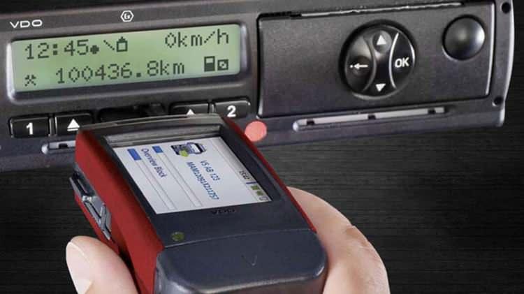 <p>Takograf s&uuml;r&uuml;c&uuml; kartı sahipleri kendilerine ait takograf s&uuml;r&uuml;c&uuml; kartını başkalarının kullanmaması i&ccedil;in gerekli tedbirleri almakla y&uuml;k&uuml;ml&uuml; olacak. Ara&ccedil; işleteni, s&uuml;r&uuml;c&uuml;s&uuml;n&uuml;n kendisi olup olmadığına bakılmaksızın belirtilen gere&ccedil;ler ile takograf, taksimetre ve hız sınırlayıcının bulundurulması, kullanılır durumda olması ve s&uuml;r&uuml;c&uuml;n&uuml;n belirtilen kurallara uyması hususlarında gerekli tedbirleri almak ve denetimini yapmak zorunda olacak.</p>
