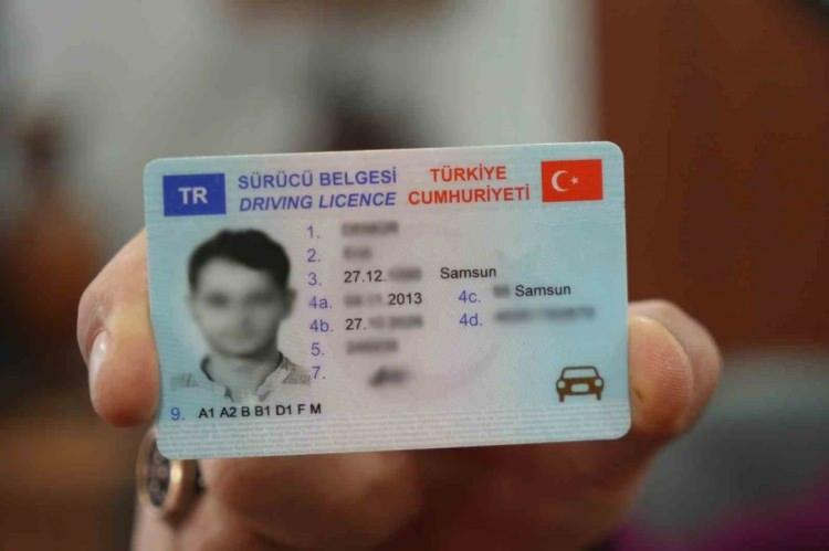 <p>S&uuml;r&uuml;c&uuml; belgesi sahibi olmadan motorlu ara&ccedil;ları kullananlara 40 bin lira, mahkemelerce veya cumhuriyet savcılıklarınca ya da kanunda belirtilen yetkililerce s&uuml;r&uuml;c&uuml; belgesi ge&ccedil;ici olarak ya da tedbiren geri alınmasına rağmen motorlu ara&ccedil;ları kullananlara 200 bin lira idari para cezası verilecek.</p>

<p>&nbsp;</p>

<p>S&uuml;r&uuml;c&uuml; belgesi iptal edildiği halde motorlu ara&ccedil;ları kullananlara da 200 bin lira idari para cezası uygulanacak. Ayrıca, motorlu ara&ccedil;ların s&uuml;r&uuml;lmesine izin veren işleten de tescil plakası &uuml;zerinden 40 bin lira idari para cezasına &ccedil;arptırılacak.</p>
