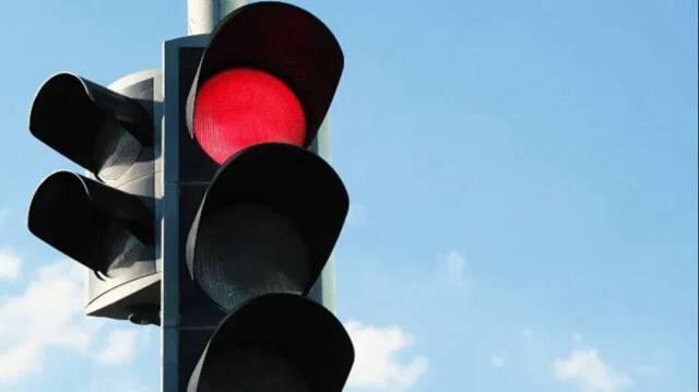 <p>Trafiği d&uuml;zenleme ve denetimle g&ouml;revli trafik zabıtası veya &ouml;zel kıyafetli veya işaret taşıyan diğer yetkili kişilerin uyarı ve işaretlerine uymayanlara 3 bin lira idari para cezası verilecek. Trafik ışıklarına uymayan s&uuml;r&uuml;c&uuml;ler 5 bin lira idari para cezasına &ccedil;arptırılacak.</p>

<p>&nbsp;</p>

<p>Trafik işaret levhaları, cihazları ve yer işaretlemeleri ile belirtilen veya g&ouml;sterilen hususlar ile trafik g&uuml;venliği ve d&uuml;zeni ile ilgili olan ve y&ouml;netmelikte g&ouml;sterilen diğer kural, yasak, zorunluluk veya y&uuml;k&uuml;ml&uuml;l&uuml;klere uymayanlara 1000'er lira idari para cezası uygulanacak.</p>
