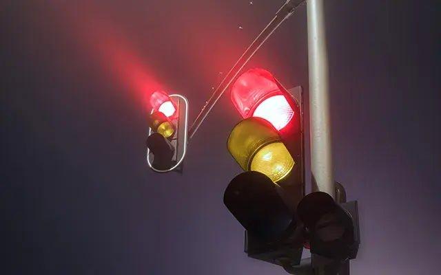 <p>Kırmızı ışık ihlali yapan s&uuml;r&uuml;c&uuml;lere bu ihlalin tekrarı hallerinde verilecek cezalar kademeli olarak artırılacak. Kırmızı ışık ihlali yapan s&uuml;r&uuml;c&uuml;lere, son ihlalin ger&ccedil;ekleştiği tarihten geriye doğru 1 yıl i&ccedil;inde ikinci defa ihlal edilmesi halinde 10 bin lira, &uuml;&ccedil;&uuml;nc&uuml; defa ihlal edilmesi halinde 15 bin lira, d&ouml;rd&uuml;nc&uuml; defa ihlal edilmesi halinde 20 bin lira, beşinci defa ihlal edilmesi halinde 30 bin lira, altıncı defa ihlal edilmesi halinde 80 bin lira idari para cezası verilecek.</p>
