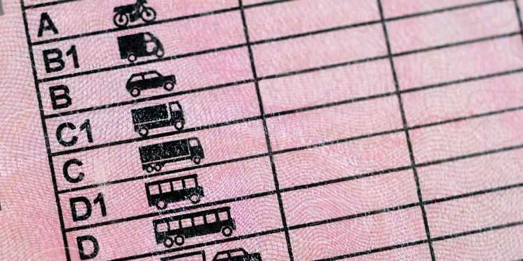 <p>Uyuşturucu veya uyarıcı maddelerin kullanılıp kullanılmadığı ya da alkol&uuml;n kandaki miktarını tespit amacıyla, kolluk&ccedil;a teknik cihazlar veya test kitleri kullanılacak.</p>

<p>Yapılan tespit sonucunda, 0,50 promilin &uuml;zerinde alkoll&uuml; olarak ara&ccedil; kullandığı tespit edilen s&uuml;r&uuml;c&uuml;lere verilen idari para cezası 700 liradan 25 bin liraya y&uuml;kseltilecek.</p>

<p>Alkoll&uuml; olarak ara&ccedil; kullanma nedeniyle s&uuml;r&uuml;c&uuml; belgesi geri alınanlara ihlalin ikinci defa ger&ccedil;ekleşmesi halinde uygulanan idari para cezası 877 liradan 50 bin liraya &ccedil;ıkarılacak. Bu s&uuml;r&uuml;c&uuml;ler, ihlalin &uuml;&ccedil; veya daha fazla tekrarı halinde ise 150 bin lira idari para cezasına &ccedil;arptırılacak.</p>

<p>Uyuşturucu veya uyarıcı madde aldığı tespit edilen s&uuml;r&uuml;c&uuml;lere 150 bin lira idari para cezası uygulanacak ve s&uuml;r&uuml;c&uuml; belgesi iptal edilecek. Bu kişiler hakkında ayrıca T&uuml;rk Ceza Kanunu h&uuml;k&uuml;mleri uygulanacak.</p>
