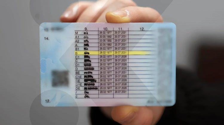 <p>S&uuml;r&uuml;c&uuml; belgesi iptal edilenlerin tekrar s&uuml;r&uuml;c&uuml; belgesi alabilmeleri i&ccedil;in s&uuml;r&uuml;c&uuml; kurslarına devam etmeleri ve yapılan sınavlarda başarılı olarak motorlu taşıt s&uuml;r&uuml;c&uuml;s&uuml; sertifikası almaları gerekecek. Bu kişilerin s&uuml;r&uuml;c&uuml; kurslarında eğitime başlayabilmeleri i&ccedil;in belgenin iptal edildiği tarihten itibaren en az 5 yıl ge&ccedil;miş olması, Kanun kapsamında verilen idari para cezalarının tamamının tahsil edilmiş olması, s&uuml;r&uuml;c&uuml;lerin psikoteknik değerlendirmeden ge&ccedil;mesi ve resmi sağlık kurumlarından s&uuml;r&uuml;c&uuml;l&uuml;ğe engel hali bulunmadığını g&ouml;steren sağlık kurulu raporunun s&uuml;r&uuml;c&uuml; kursuna ibrazı zorunlu olacak.</p>

<p>&nbsp;</p>

<p>Uyuşturucu veya uyarıcı maddelerin kullanılıp kullanılmadığının ya da alkol&uuml;n kandaki miktarının kolluk tarafından tespit edilmesi i&ccedil;in &ouml;l&ccedil;&uuml;m yaptırmayan s&uuml;r&uuml;c&uuml;lere 150 bin lira idari para cezası verilecek ve s&uuml;r&uuml;c&uuml; belgesi 5 yıl s&uuml;reyle geri alınacak.</p>
