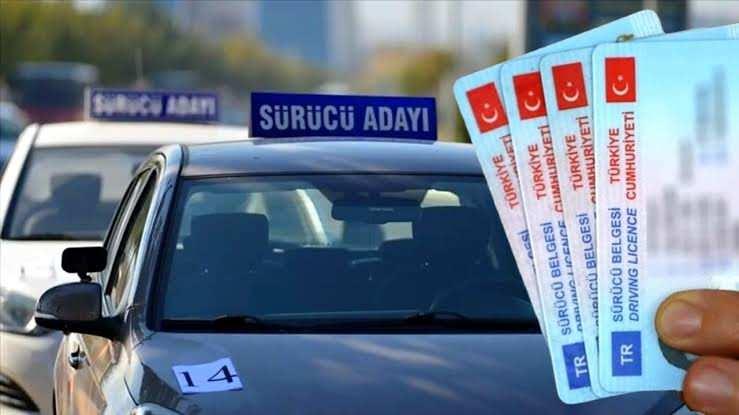 <p>Ge&ccedil;ici olarak geri alınan s&uuml;r&uuml;c&uuml; belgelerinin iade edilebilmesi i&ccedil;in ilgili kişi hakkında kanun kapsamında verilen idari para cezalarının tamamının tahsil edilmiş olması şartı aranacak.</p>

<p>&nbsp;</p>

<p>Son ihlalin ger&ccedil;ekleştiği tarihten itibaren geriye doğru 5 yıl i&ccedil;inde toplamda 3 defa alkoll&uuml; veya uyuşturucu madde etkisiyle y&uuml;k ve yolcu taşımacılığı yapan ara&ccedil;ları kullananların ehliyetleri iptal edilecek. S&uuml;r&uuml;c&uuml; belgesi iptal edilenlerin tekrar s&uuml;r&uuml;c&uuml; belgesi alabilmeleri i&ccedil;in s&uuml;r&uuml;c&uuml; kurslarına devam etmeleri ve yapılan sınavlarda başarılı olarak motorlu taşıt s&uuml;r&uuml;c&uuml;s&uuml; sertifikası almaları gerekecek.</p>
