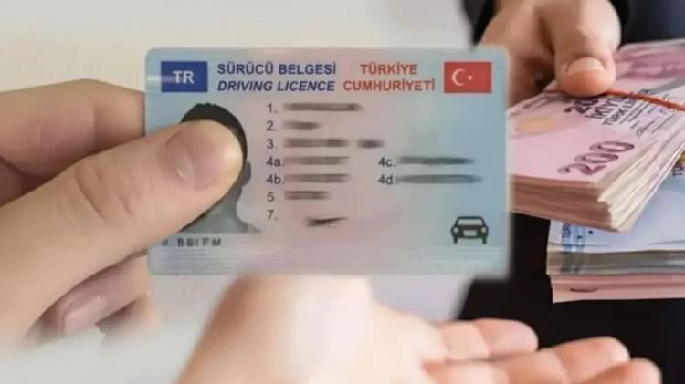 <p>Bu kişilerin s&uuml;r&uuml;c&uuml; kurslarında eğitime başlayabilmeleri i&ccedil;in belgenin iptal edildiği tarihten itibaren iptal nedenlerinde yer alan geri alma s&uuml;releri kadar zamanın ge&ccedil;miş olması, kanun kapsamında verilen idari para cezalarının tamamının tahsil edilmiş olması, s&uuml;r&uuml;c&uuml;lerin psikoteknik değerlendirmeden ge&ccedil;mesi ve resmi sağlık kurumlarından s&uuml;r&uuml;c&uuml;l&uuml;ğe engel hali bulunmadığını g&ouml;steren sağlık kurulu raporunun s&uuml;r&uuml;c&uuml; kursuna ibrazı zorunlu olacak.</p>

<p>Buna g&ouml;re, takograf cihazı bulundurulması ve kullanılması zorunlu olan taşıtlar, taşıt kullanma s&uuml;relerine aykırı olarak kullanılamayacak ve kullandırılamayacak. İşleten, s&uuml;r&uuml;c&uuml;n&uuml;n kendisi olup olmadığına bakılmaksızın aracın s&ouml;z konusu d&uuml;zenlemede belirtilen h&uuml;k&uuml;mlere aykırı olarak kullanılmaması hususunda gerekli tedbirleri almak ve denetimini yapmakla y&uuml;k&uuml;ml&uuml; olacak.</p>
