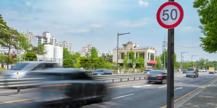 <p>S&ouml;z konusu hız sınırlarını, yerleşim yeri dışında 11-15 kilometre/saat aşanlara 2 bin lira, 16-20 kilometre/saat aşanlara 4 bin lira, 21-25 kilometre/saat aşanlara 6 bin lira, 26-30 kilometre/saat aşanlara 8 bin lira, 31-40 kilometre/saat aşanlara 12 bin lira, 41-50 kilometre/saat aşanlara 15 bin lira, 51-60 kilometre/saat aşanlara 20 bin lira, 61-70 kilometre/saat aşanlara 25 bin lira, 71 kilometre/saat ve daha fazlasını aşanlara 30 bin lira idari para cezası uygulanacak.</p>

<p>&nbsp;</p>

<p>Yerleşim yeri i&ccedil;inde hız sınırını 46-55 kilometre/saatle ihlal edenlerin her seferinde 30 g&uuml;n, 56-65 kilometre/saatle ihlal edenlerin her seferinde 60 g&uuml;n, 66 kilometre/saatten fazla ihlal edenlerin her seferinde 90 g&uuml;n s&uuml;reyle s&uuml;r&uuml;c&uuml; belgeleri geri alınacak.</p>
