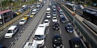 <p>N&uuml;fusu 5 binin altındaki yerleşim yerlerinde yapılacak denetimin yeri, mahalli m&uuml;lki idare amiri tarafından belirlenecek.</p>

<p>&nbsp;</p>

<p>Yerleşim yeri dışında hız sınırını, 51-60 kilometre/saatle aşanların her seferinde 30 g&uuml;n, 61-70 kilometre/saatle aşanların her seferinde 60 g&uuml;n, 71 kilometre/saatten fazla aşanların her seferinde 90 g&uuml;n s&uuml;reyle s&uuml;r&uuml;c&uuml; belgeleri geri alınacak.</p>

<p>&nbsp;</p>

<p>Geri alınan s&uuml;r&uuml;c&uuml; belgelerinin iade edilebilmesi i&ccedil;in verilen idari para cezalarının tamamının tahsil edilmiş olması şart olacak. Ayrıca son ihlalin ger&ccedil;ekleştiği tarihten geriye doğru bir yıl i&ccedil;erisinde 5'inci kez geri alınan s&uuml;r&uuml;c&uuml; belgeleri, geri alma s&uuml;resi sonunda s&uuml;r&uuml;c&uuml;n&uuml;n psikoteknik değerlendirmeden ve psikiyatri uzmanının muayenesinden ge&ccedil;irilerek s&uuml;r&uuml;c&uuml; belgesi almasına mani hali olmadığının anlaşılması şartıyla iade edilecek.</p>
