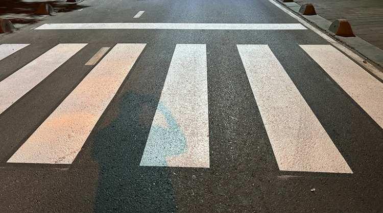 <p>Bisiklet, elektrikli skuter, motorlu bisiklet ve motosiklet s&uuml;r&uuml;c&uuml;lerinin yaya yollarında ara&ccedil; s&uuml;rmeleri halinde 5 bin lira idari para cezası kesilecek.</p>

<p>Buna g&ouml;re, ayrı bisiklet yolu veya bisiklet şeridi varsa, bisiklet ve elektrikli skuterleri taşıt yolunda, bisiklet, elektrikli skuter, motorlu bisiklet ve motosikletlerin yayaların kullanmasına ayrılmış yerlerde, bunlardan ikiden fazlasını taşıt yolunun bir şeridinde yan yana s&uuml;renlere, bisiklet s&uuml;renlerin en az bir elleri, elektrikli skuter ve motorlu bisiklet s&uuml;renlerin manevra i&ccedil;in işaret verme hali dışında iki elleri ve motosiklet s&uuml;renlerin devamlı iki elle taşıtlarını s&uuml;rmeyenlere ve y&ouml;netmelikte belirtilen g&uuml;venlik şartlarına uymayanlara, bisiklet, motorlu bisiklet ve sepetsiz motosiklet s&uuml;r&uuml;c&uuml;lerinden s&uuml;r&uuml;c&uuml; arkasında yeterli bir oturma yeri olmadık&ccedil;a başka kişileri bindirenlere ve y&ouml;netmelikte belirtilen sınırdan fazla y&uuml;k taşıyanlara, elektrikli skuterle sırtta taşınabilen kişisel eşya harici y&uuml;k ve yolcu taşıyanlar ile elektrikli skuteri otoyol, şehirler arası karayolları ve azami hız sınırı saatte 50 kilometre &uuml;zerinde olan karayollarında kullananlara 5 bin lira idari para cezası kesilecek.</p>
