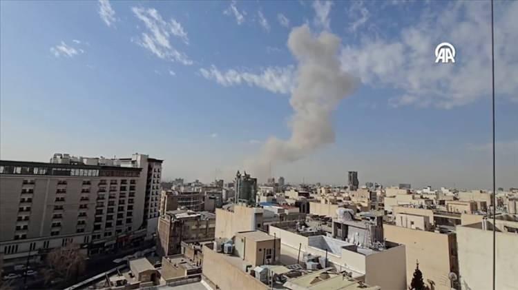 <p><span style="color:#B22222"><strong>İSRAİL İRAN'I VURDU!</strong></span></p>

<p>&nbsp;</p>

<p>Ortadoğu bu sabah, İsrail Hava Kuvvetleri&rsquo;nin İran&rsquo;daki stratejik hedeflere y&ouml;nelik başlattığı geniş &ccedil;aplı saldırıyla sarsıldı.</p>

<p>&nbsp;</p>

<p>Tahran ve İsfahan&rsquo;da patlamalar yaşanırken, İsrail y&ouml;netimi operasyonun n&uuml;kleer tehdide karşı <strong><span style="color:#B22222">"&ouml;nleyici bir hamle"</span> </strong>olduğunu duyurdu. &Uuml;lke genelinde y&uuml;ksek alarm durumuna ge&ccedil;ildi.</p>
