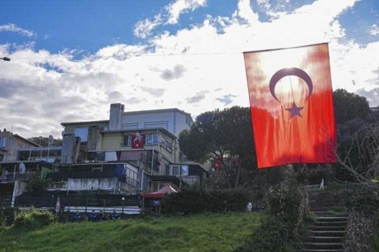 <p>Askeri yetkililer, Bolat'ın &Ccedil;iğli il&ccedil;esi Evka 2 Mahallesi'ndeki evine gelerek anne Şehribani ve baba Yusuf Bolat ile yakınlarına acı haberi verdi.</p>
