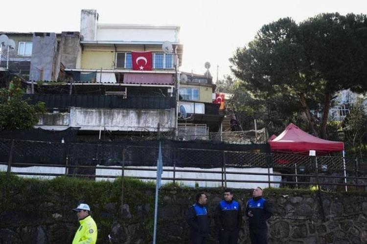 <p>Haberin ardından şehidin baba ocağına T&uuml;rk bayrakları asıldı. Şehidin yakınları ve komşuları, aileye taziyede bulundu.</p>

<p>Evka 2 Mahallesi muhtarı İbrahim &Ouml;zdemir, gazetecilere, şehit Bolat'ı &ccedil;ocukluğundan beri tanıdığını belirterek, durumun kendileri i&ccedil;in b&uuml;y&uuml;k acı olduğunu ifade etti.</p>
