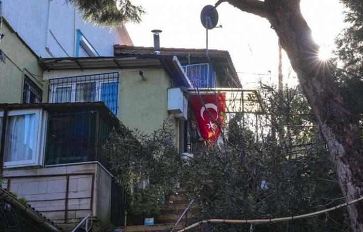 <p><span style="color:#B22222"><strong>"K&Uuml;&Ccedil;&Uuml;KL&Uuml;Ğ&Uuml;N&Uuml; İYİ BİLDİĞİM İ&Ccedil;İN &Ccedil;OK &Uuml;Z&Uuml;LD&Uuml;M"</strong></span></p>

<p>&Ouml;zdemir, Bolat'ın asker olmayı &ccedil;ok istediğini dile getirerek, <em><strong>"Hatta k&uuml;&ccedil;&uuml;kl&uuml;ğ&uuml;nde askeriyenin yerine gidip oradan su i&ccedil;tiğini s&ouml;yleyerek kendini avutan bir &ccedil;ocuktu. K&uuml;&ccedil;&uuml;kl&uuml;ğ&uuml;n&uuml; iyi bildiğim i&ccedil;in &ccedil;ok &uuml;z&uuml;ld&uuml;m, ne diyeceğimi bilemiyorum. Allah rahmet eylesin, mekanı cennet olsun. Şehitler &ouml;lmez."</strong></em> dedi.</p>
