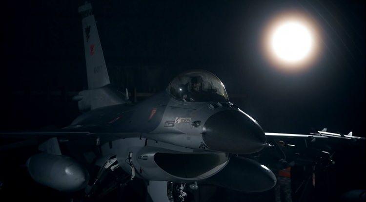 <p>&Ouml;te yandan T&uuml;rk Silahlı Kuvvetleri'nin 2020 yılında yayınladığı yeni yıl mesajında şehit Hava Pilot Binbaşı İbrahim Bolat'ın da yer aldığı ortaya &ccedil;ıktı. Bolat videoda,<strong><em> "G&ouml;klerdeki istikbalimiz i&ccedil;in buradayız"</em></strong> ifadelerini kullanıyor.</p>

<p>&nbsp;</p>
