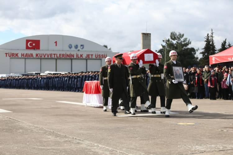 <p>9. Ana Jet &Uuml;ss&uuml; Komutanlığı'nda d&uuml;zenlenen t&ouml;rende, şehidin T&uuml;rk bayrağına sarılı naaşı alana getirildi.</p>

<p>&nbsp;</p>
