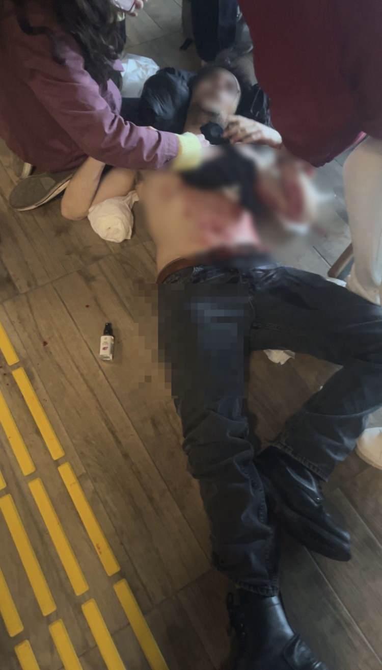 <p><span style="color:#A52A2A"><strong>YARALI GEN&Ccedil; HASTANEYE KALDIRILDI&nbsp;</strong></span></p>

<p>&nbsp;</p>

<p>&Ouml;ğrencilerin ihbarı &uuml;zerine &uuml;niversiteye sağlık ve polis ekibi sevk edildi.</p>

<p>&nbsp;</p>

<p>Sağlık ekiplerinin ilk m&uuml;dahaleyi olay yerinde yaptığı Serhan M. ambulansla Okmeydanı Prof. Dr. Cemil Taş&ccedil;ıoğlu Şehir Hastanesine kaldırılarak tedavi altına alındı.</p>
