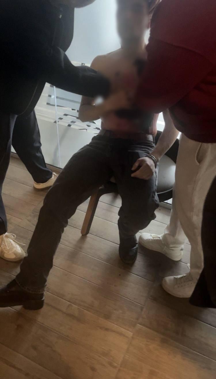 <p><span style="color:#A52A2A"><strong>ENT&Uuml;BE EDİLDİ&nbsp;</strong></span></p>

<p>&nbsp;</p>

<p>B&ouml;brek, kalp ve g&ouml;ğ&uuml;s kısmından 4 kez bı&ccedil;aklandığı ardından da tekmelendiği &ouml;ğrenilen Serhan M.'nin olay g&uuml;n&uuml; kaldırıldığı hastanede ameliyata alındıktan sonra <span style="color:#A52A2A"><strong><em>durumunun iyiye gittiği ve bilincinin bir s&uuml;re sonra a&ccedil;ıldığı &ouml;ğrenildi.</em></strong></span></p>

<p>&nbsp;</p>

<p>Bu sabaha karşı durumunun k&ouml;t&uuml;leşerek tekrar ameliyata alındığı &ouml;ğrenilen Serhan M.'nin i&ccedil; kanama ge&ccedil;irdiği, ameliyatın ardından da ent&uuml;be edildiği &ouml;ğrenildi.</p>
