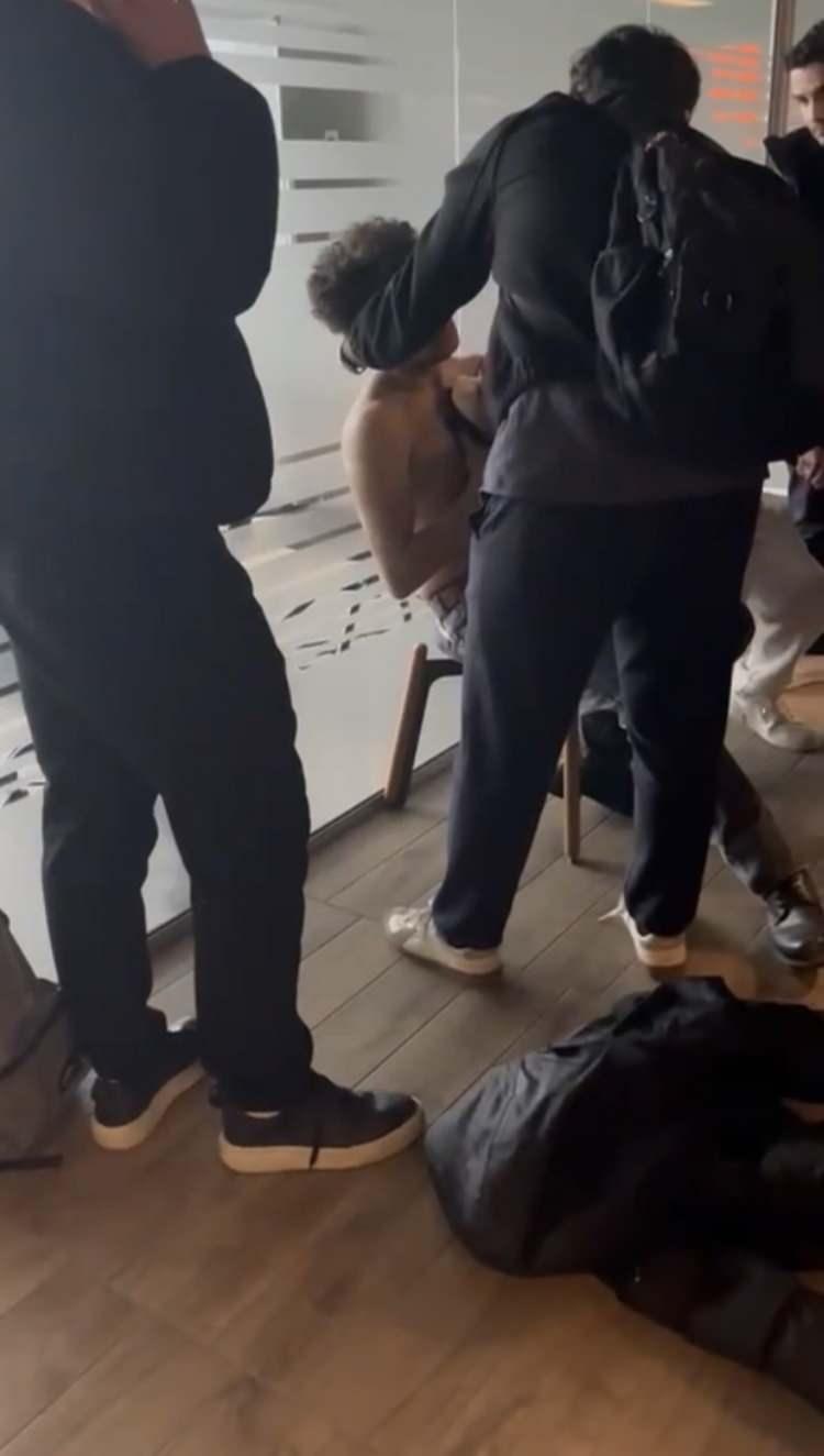 <p><span style="color:#A52A2A"><strong>4 KEZ BI&Ccedil;AKLADI&nbsp;</strong></span></p>

<p>&nbsp;</p>

<p>İki &ouml;ğrencisi arasında başlayan tartışma sonrası Ferhat D., Serhan M.&rsquo;yi yangın merdivenine &ccedil;ağırdı.</p>

<p>&nbsp;</p>

<p><strong><em>Burada &ccedil;ıkan kavgada Ferhat D., Serhan M.&rsquo;yi 4 kez bı&ccedil;akladı.</em></strong></p>
