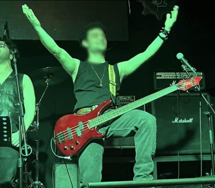 <p><span style="color:#A52A2A"><strong>İKİLİ ARASINDA D&Ouml;NEM &Ouml;DEVİ TARTIŞMASI YAŞANDI&nbsp;</strong></span></p>

<p>&nbsp;</p>

<p>Edinilen bilgiye g&ouml;re, Eczacılık Fak&uuml;ltesi 3'&uuml;nc&uuml; sınıf &ouml;ğrencisi Serhan M. ile aynı fak&uuml;ltede &ouml;ğrenci olan Ferhat D. arasında iddiaya g&ouml;re d&ouml;nem &ouml;devi nedeniyle anlaşmazlık &ccedil;ıktı.</p>
