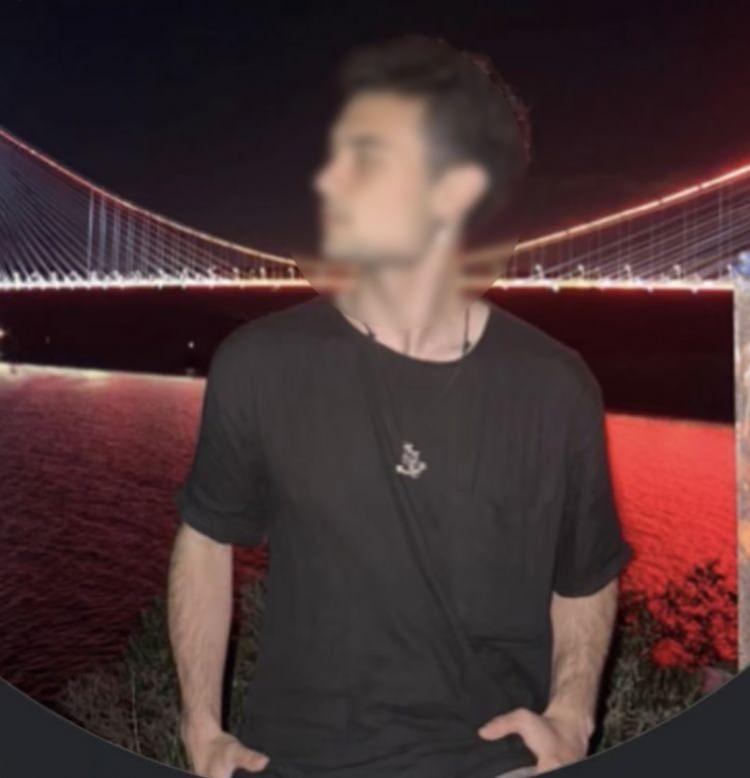 <p>Diğer yandan olayla ilgili inceleme başlatan Beyoğlu Asayiş B&uuml;ro Amirliği ekipleri, &uuml;niversitedeki g&uuml;venlik kamera g&ouml;r&uuml;nt&uuml;lerini incelemeye aldı; g&ouml;rg&uuml; tanıklarının ifadelerine başvurdu.</p>

<p>&nbsp;</p>

<p>Yapılan &ccedil;alışmalarda Ferhat D., <span style="color:#A52A2A"><strong><em>Hask&ouml;y Piripaşa Mahallesi&rsquo;nde olayda kullandığı bı&ccedil;akla yakalandı.</em></strong></span></p>
