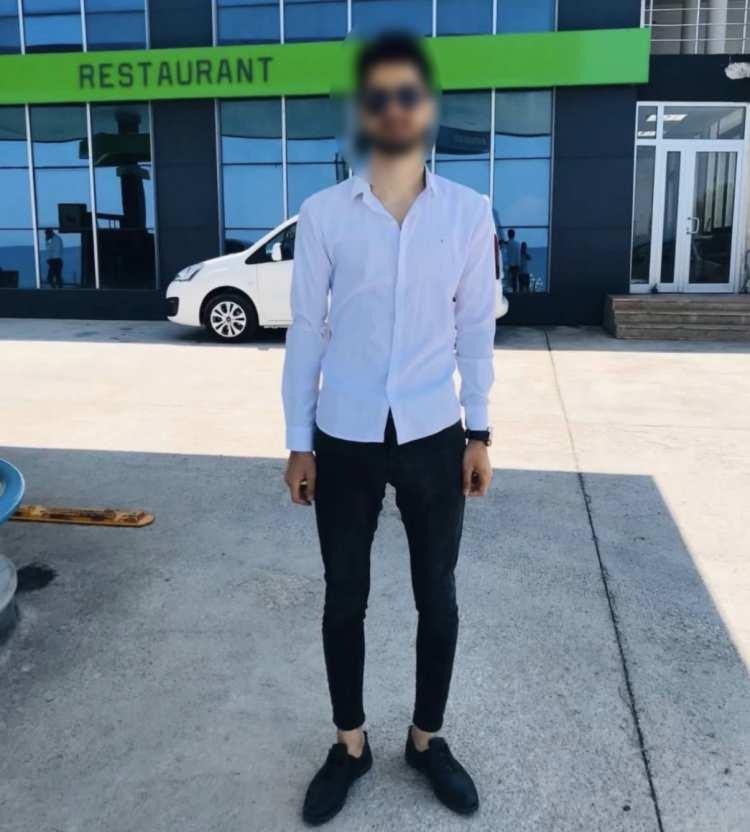 <p><span style="color:#A52A2A"><strong>"KENDİMİ SAVUNMAK İ&Ccedil;İN BI&Ccedil;AKLADIM"</strong></span></p>

<p>&nbsp;</p>

<p>Ş&uuml;pheli Ferhat D. ifadesinde, yangın merdivenine &ccedil;ıktıklarını, aralarında tartışma &ccedil;ıktığını Serhat M.&rsquo;nin kendisine k&uuml;f&uuml;r edip boğazına sarıldığını, <span style="color:#A52A2A"><strong><em>kendisini savunmak i&ccedil;in bı&ccedil;akladığını s&ouml;ylediği &ouml;ğrenildi.</em></strong></span></p>

<p>&nbsp;</p>

<p>Diğer yandan ş&uuml;pheli Ferhat D.&rsquo;nin ge&ccedil;mişte &lsquo;kasten yaralama&rsquo; su&ccedil;undan dolayı g&ouml;zaltına alındığı ve &ccedil;ıkartıldığı mahkemece adli kontrol şartıyla serbest bırakıldığı ortaya &ccedil;ıktı.</p>

<p>&nbsp;</p>

<p>Ferhat D.&rsquo;nin bu s&uuml;re&ccedil;te okuldaki kaydını dondurduğu &ouml;ne s&uuml;r&uuml;ld&uuml;.</p>
