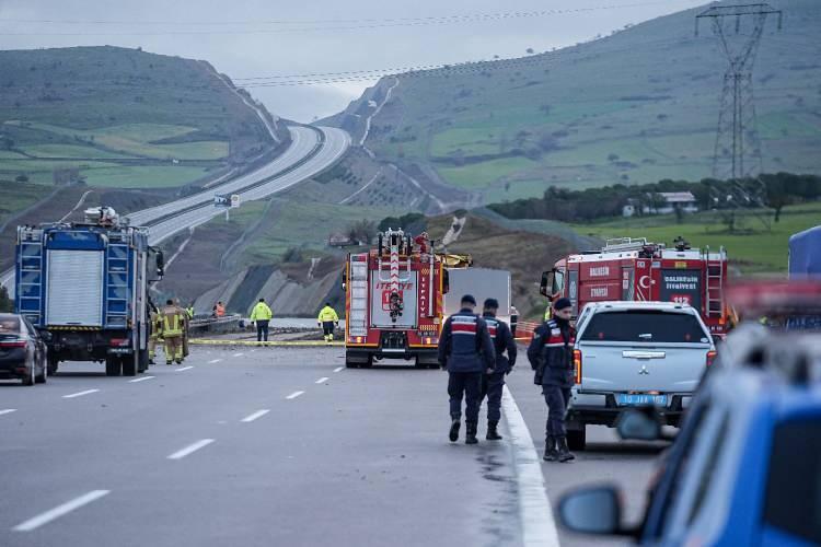 <p>Hava Pilot Binbaşı İbrahim Bolat'ın şehit olduğu olayda gece boyu s&uuml;ren enkaz temizleme &ccedil;alışmaları g&uuml;n&uuml;n ilk ışıklarıyla da devam ediyor.&nbsp;</p>
