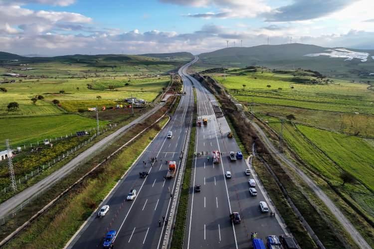 <p><span style="color:#B22222"><strong>OTOYOL TRAFİĞE A&Ccedil;ILDI</strong></span></p>

<p>Balıkesir'de F-16 u&ccedil;ağının kırıma uğraması sonucu Şehit Hava Pilot Binbaşı İbrahim Bolat'ın şehit olduğu olayın ardından kısmen trafiğe a&ccedil;ılan İzmir-İstanbul Otoyolu'nda enkaz kaldırma ve temizleme &ccedil;alışmaları sona erdi. &Ccedil;alışmaların bitmesi ile otoyol &ccedil;ift y&ouml;nl&uuml; olarak trafiğe a&ccedil;ıldı.&nbsp;</p>
