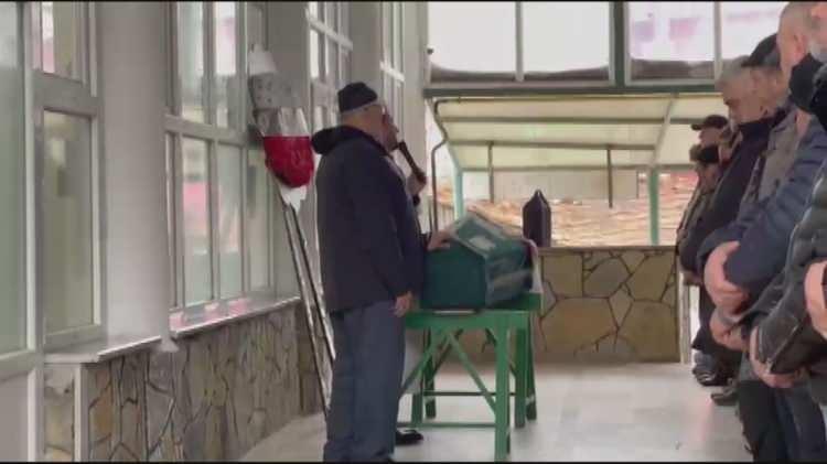 <p><span style="color:#B22222"><strong>&Ccedil;ATALCA'DA TOPRAĞA VERİLDİ</strong></span></p>

<p>&nbsp;</p>

<p>Adli Tıp Kurumu morgundaki otopsi işlemlerinin ardından ailesi tarafından teslim alınan G&uuml;lten &Uuml;rkmez'in cenazesi, Binkılı&ccedil; Merkez Camii'nde d&uuml;n ikindi namazına m&uuml;teakip kılınan cenaze namazıyla birlikte &Ccedil;atalca'da g&ouml;zyaşları arasında toprağa verildi.</p>

<p>&nbsp;</p>
