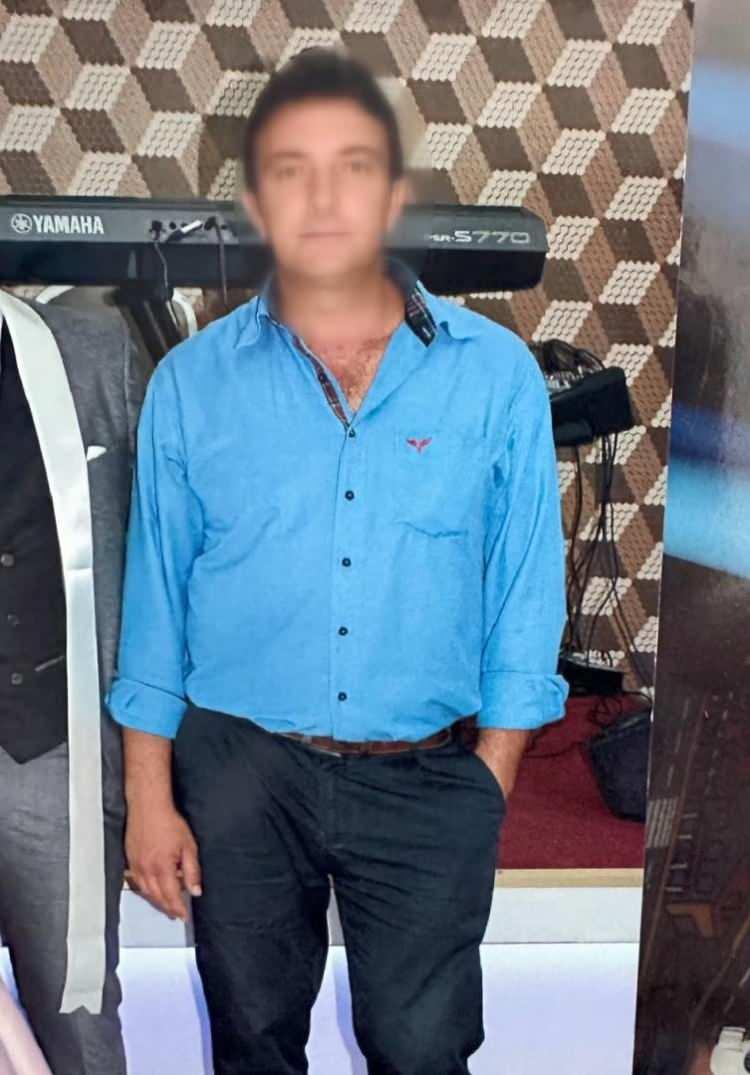 <p><span style="color:#B22222"><strong>'İŞE GİRDİĞİ İ&Ccedil;İN TARTIŞTILAR'</strong></span></p>

<p>&nbsp;</p>

<p>Şenay İnce, <em><strong>"En son işe girdiği i&ccedil;in tartıştılar. 7 ay &ouml;nce evladını kaybetti. 'İşe gireyim, &ccedil;alışayım, kendimi avutayım, yoksa kafayı sıyırırım' dedi. İşe girdi. Eşi, '&Ccedil;ık o işten' dedi. O da '&Ccedil;ıkmayacağım' dedi. Bunun &uuml;zerine '&Ccedil;ıkmayacaksan boşan' dedi. Bacım da 'Tamam Serkan, 25 senelik evliyiz, bunu istiyordun, seni boşarım' dedi. 'Ekran g&ouml;r&uuml;nt&uuml;s&uuml; al bacım, elinde delilin olsun' dedim. Delillerimiz de var. Sonra bacım onu istemedi. 'Madem istemiyorsun, gelme eve, istemiyorum seni' dedi. Bacımı tehdit etmiş, silah fotoğrafı paylaşmış, iş yerine siyah &ccedil;elenk g&ouml;ndermiş. Bacım hi&ccedil; beklemiyordu, 'Yapmaz, yapamaz o. Ondan bir şey olmaz' dedi. Ama kıydı bacıma. &Ouml;lmeden bir g&uuml;n &ouml;nce iş yerine siyah &ccedil;elenk g&ouml;ndermiş. &Ccedil;elenkte 'Sana doyamayacağım - Serkan &Uuml;rkmez' yazıyordu. Ablamı aramış, 'Aramızı d&uuml;zelt abla. Onsuz yapamam' demiş. Nasıl dayandın G&uuml;ltensiz?"</strong></em> dedi.</p>
