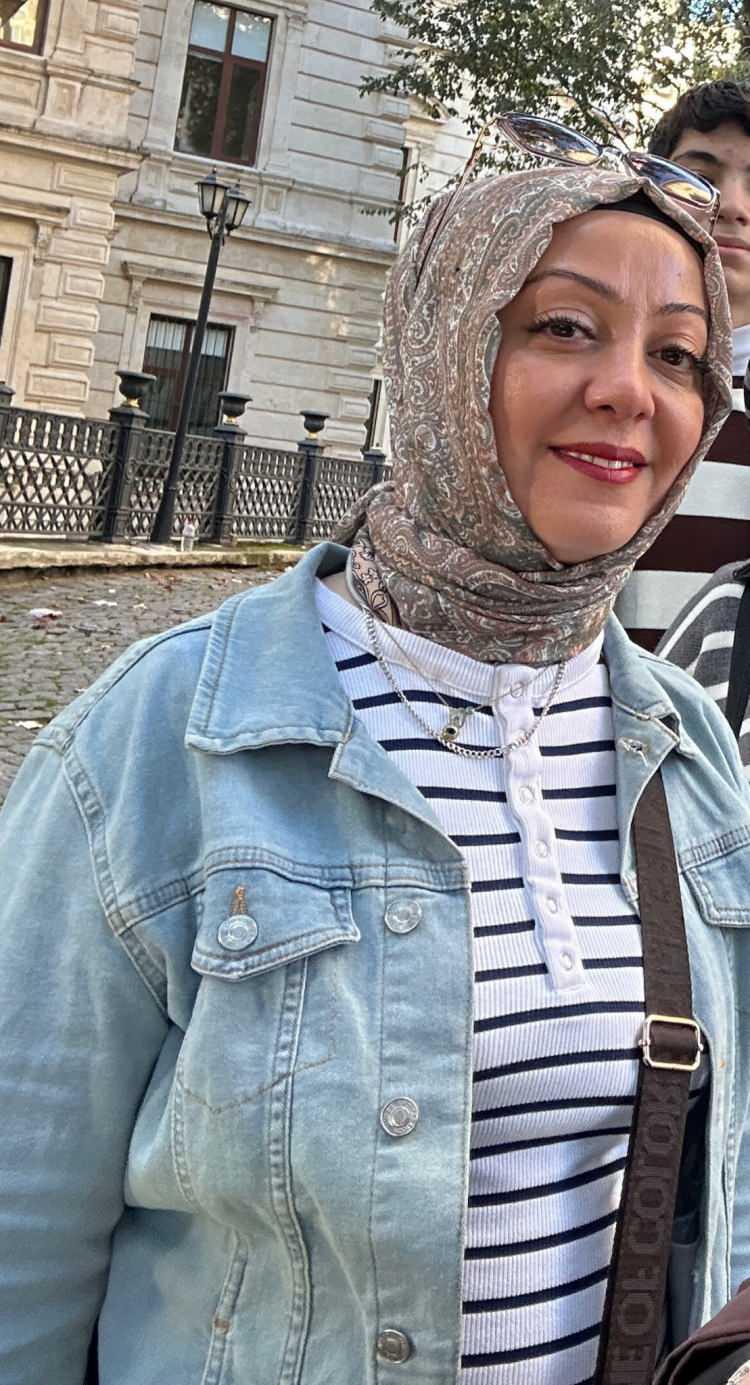 <p><span style="color:#B22222"><strong>'BENİM KIZIMIN KANI YERDE KALMASIN'</strong></span></p>

<p>Anne G&uuml;lseren İnce ise kızının evlendiği g&uuml;nden beri şiddet g&ouml;rd&uuml;ğ&uuml;n&uuml; belirterek, <em><strong>"Kızım huzursuzdu, d&ouml;v&uuml;yordu, kapıya atıyordu. Oğlunu 9 ay &ouml;nce motorla &ccedil;arptı, &ccedil;ocuk hayatını kaybetti. Şimdi de kızıma aynısını yaptı. 'İkinci vakayı yaşatacağım' diye karakolda bağırmış" </strong></em>diyerek dert yandı.</p>

<p>&nbsp;</p>

<p>&nbsp;</p>
