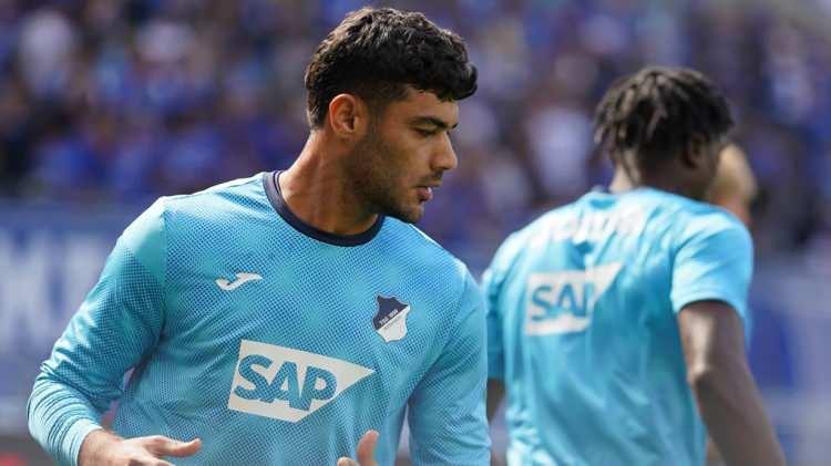 <p>AB &uuml;lkelerinde yabancı kuralına takılmak istemeyen olası bir transferde gideceği &uuml;lkede yerli stat&uuml;s&uuml;nde sayılmak i&ccedil;in b&ouml;yle bir hamlede bulunduğu belirtilen Ozan i&ccedil;in Hoffenheim'ın da yeni s&ouml;zleşme teklifi hazırlığında olduğu aktarıldı.</p>
